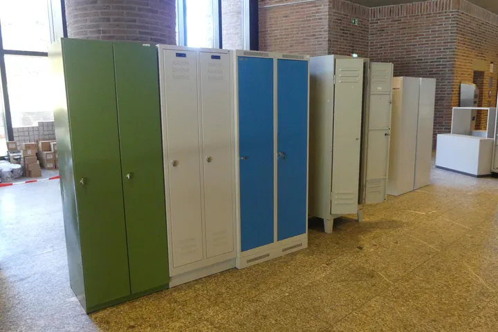 12x Blech-/Spindschrank, verschiedene Ausführungen und Farben Höhe max. ca. 185 cm